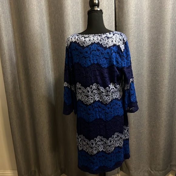 Blue lace dress - Picture 3 of 6